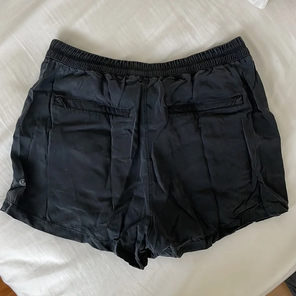Lululemon women’s pleated shorts with pockets in black size 8